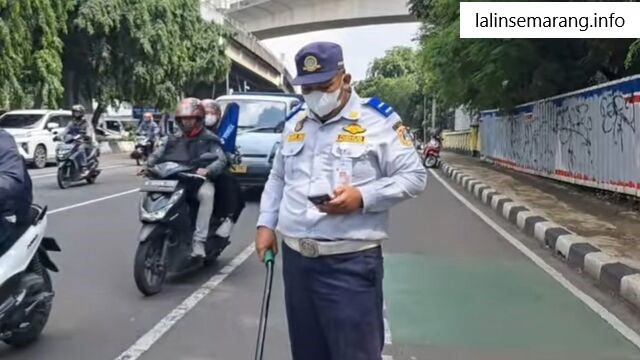 Petugas Dishub Diduga Pinjam Alat Relawan Ranjau Paku hanya untuk Foto