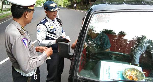 Perbedaan Fungsi Polantas dan Dishub di Jalan Raya